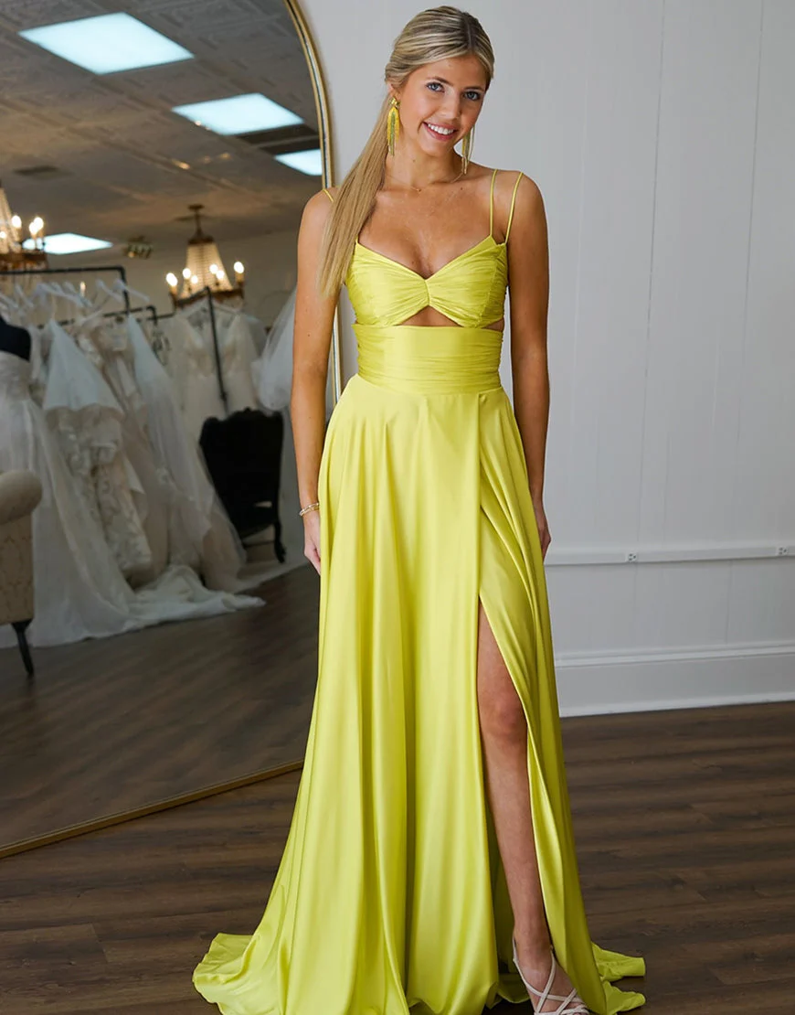 Robe de bal longue en satin jaune à bretelles spaghetti et fente