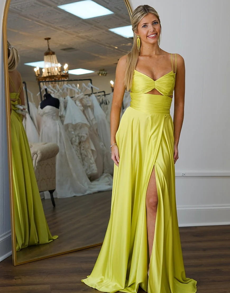 Robe de bal longue en satin jaune à bretelles spaghetti et fente – Image 3
