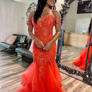 Robe de bal longue orange à épaules dénudées et à volants avec appliques