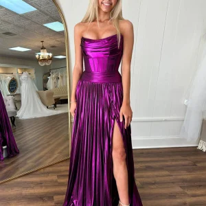 Robe de bal longue plissée sans bretelles violet foncé avec fente