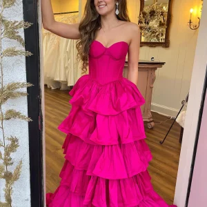 Robe de bal longue en satin fuchsia à volants et décolleté en cœur