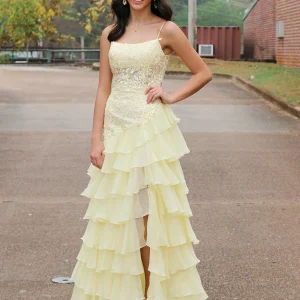 Robe de bal longue jaune à bretelles spaghetti en tulle avec appliqués