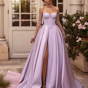 Robe de bal longue en satin lilas avec décolleté en cœur et fente sur le devant