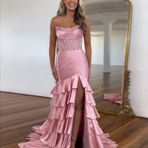 Robe de bal longue en satin sans bretelles à volants et à paillettes