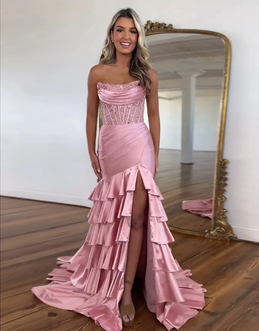 Robe de bal longue en satin sans bretelles à volants et à paillettes