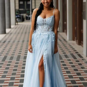 Robe de bal trapèze en tulle bleu clair à bretelles spaghetti et appliqués