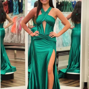 Robe de bal longue vert foncé à col licou et fente