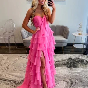 Robe de bal longue fuchsia en mousseline de soie à volants et décolleté en cœur avec fente