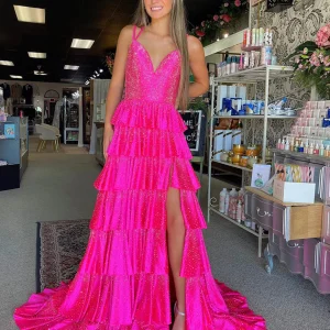 Robe de bal longue à volants et fente en tulle fuchsia pailleté