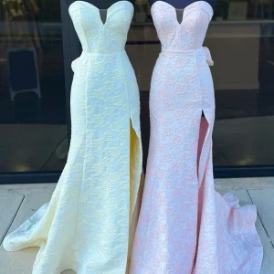 Robe de bal longue jaune à volants et décolleté en cœur avec appliques sirène