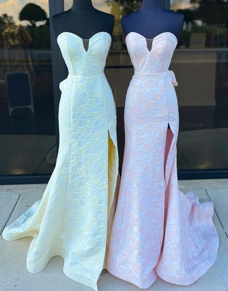 Robe de bal longue jaune à volants et décolleté en cœur avec appliques sirène