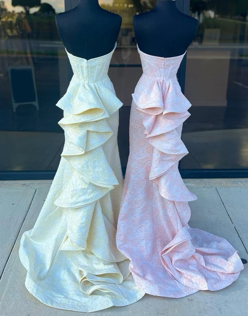 Robe de bal longue jaune à volants et décolleté en cœur avec appliques sirène – Image 3