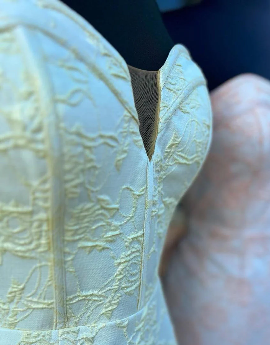 Robe de bal longue jaune à volants et décolleté en cœur avec appliques sirène – Image 4