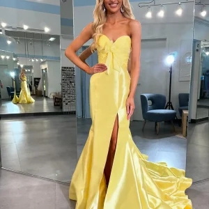 Robe de bal longue en satin jaune avec nœud en cœur et fente