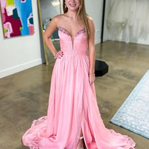 Robe de bal longue en mousseline de soie rose à coupe trapèze et décolleté en cœur avec fente