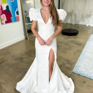 Robe de bal longue en jacquard blanc à col en V et manches courtes avec fente