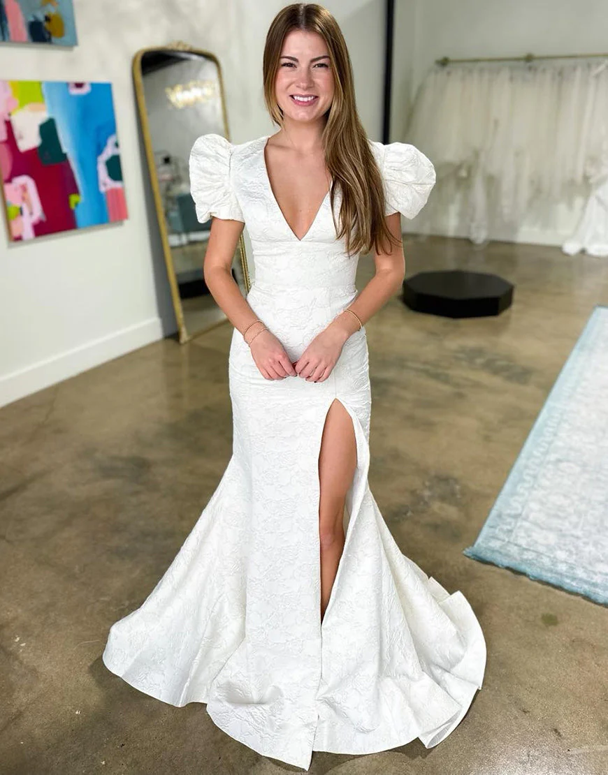 Robe de bal longue en jacquard blanc à col en V et manches courtes avec fente