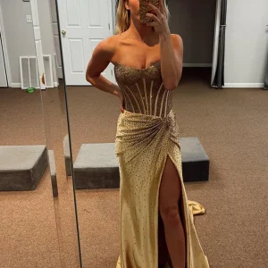 Robe de bal longue à paillettes dorées style sirène avec fente et perles