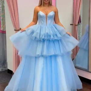 Robe de bal bleue en tulle à volants en cascade et sans bretelles