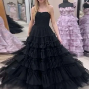 Robe de bal trapèze noire en tulle à volants et décolleté en cœur avec longueur au sol