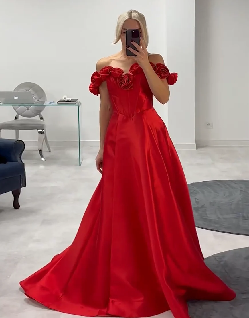 Robe de bal trapèze fleurie à épaules dénudées et fente – Image 4