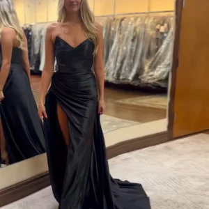Robe de bal longue noire en satin froncé sans bretelles à col en V avec fente