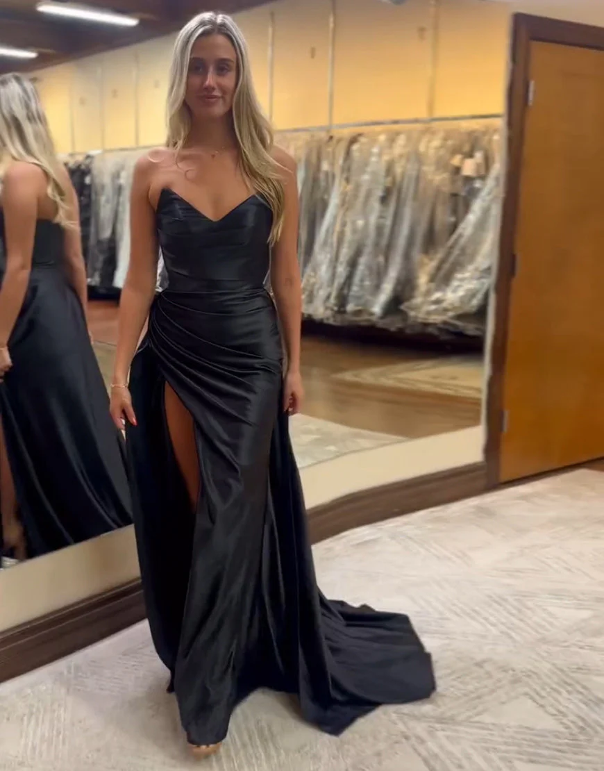 Robe de bal longue noire en satin froncé sans bretelles à col en V avec fente – Image 2