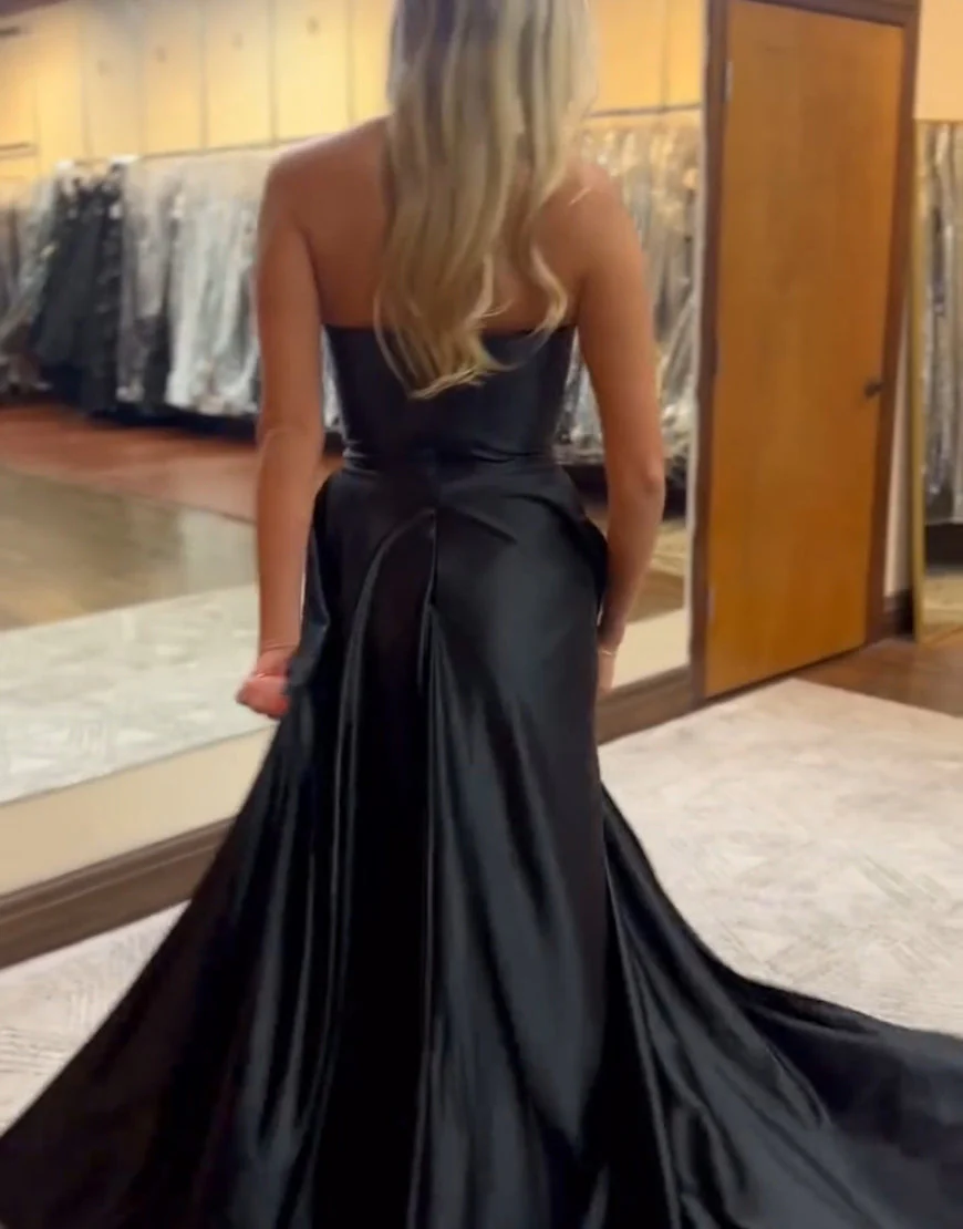 Robe de bal longue noire en satin froncé sans bretelles à col en V avec fente – Image 3