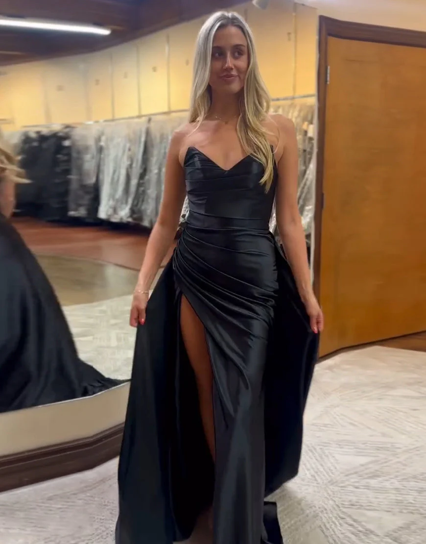 Robe de bal longue noire en satin froncé sans bretelles à col en V avec fente – Image 4