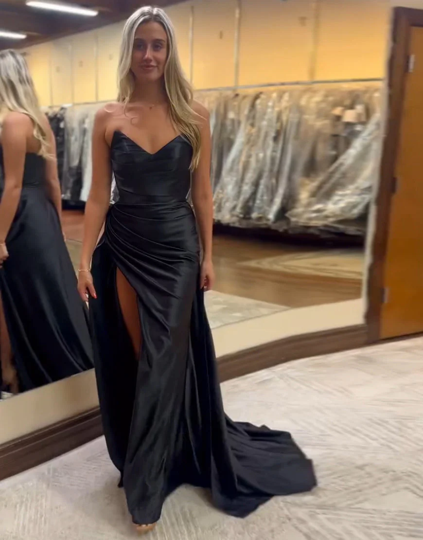 Robe de bal longue noire en satin froncé sans bretelles à col en V avec fente – Image 5