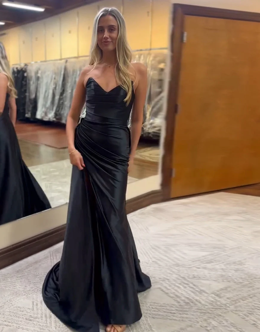 Robe de bal longue noire en satin froncé sans bretelles à col en V avec fente – Image 6