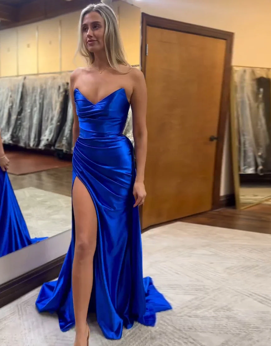 Robe de bal longue noire en satin froncé sans bretelles à col en V avec fente – Image 7