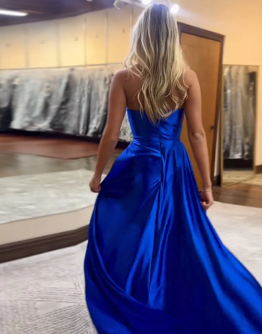 Robe de bal longue noire en satin froncé sans bretelles à col en V avec fente – Image 8