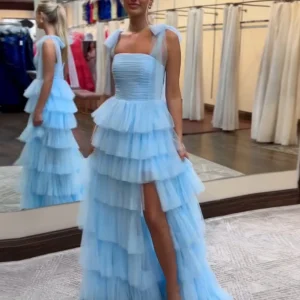 Robe de bal longue en tulle bleu à bretelles spaghetti et fente