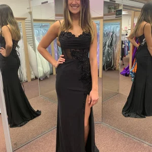 Robe de bal longue noire à bretelles spaghetti et à appliques style sirène avec fente