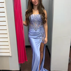 Robe de bal longue en satin bleu gris sans bretelles avec appliques de style sirène et fente