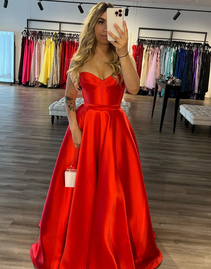 Robe de bal longue en satin rouge chic à décolleté en cœur avec fente – Image 4