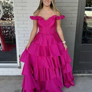Robe de bal longue fuchsia à épaules dénudées et fente