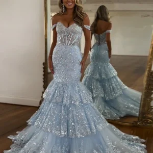 Robe de bal longue en tulle bleu clair à épaules dénudées et à volants