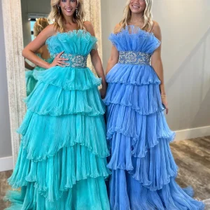 Robe de bal longue en tulle bleu à volants et sans bretelles