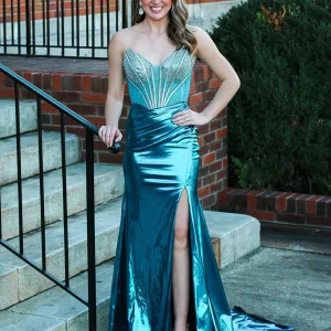 Robe de bal longue bleu paon à col en cœur et à perles avec fente