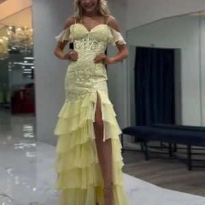 Robe de bal longue jaune à fines bretelles et à volants avec appliques et fente