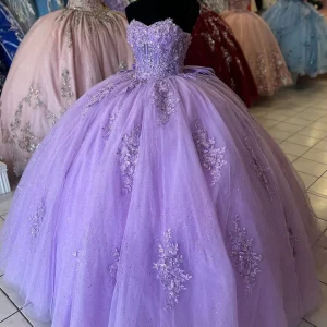 Robe de bal en tulle à appliqués lilas scintillants avec décolleté en cœur et nœud