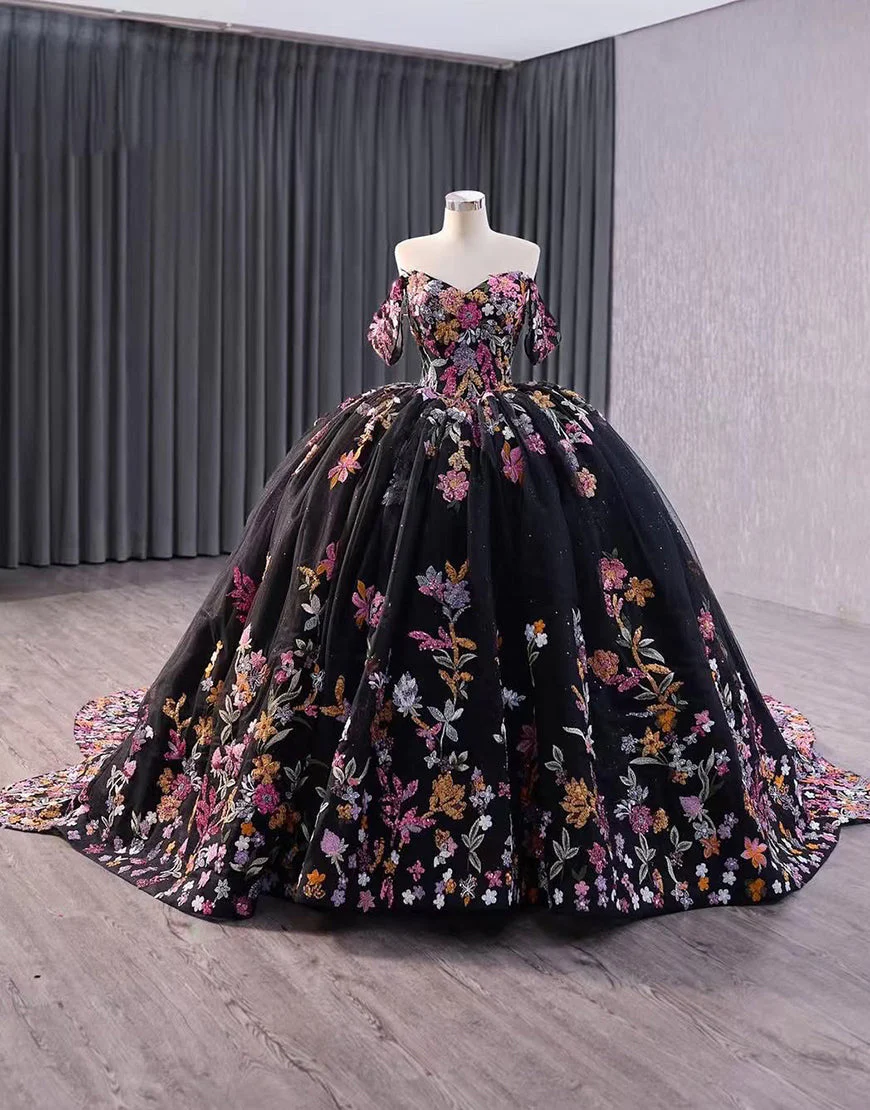 Robe de princesse noire à épaules dénudées et broderies appliquées