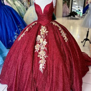 Robe de princesse Quinceanera à paillettes et bretelles spaghetti bordeaux scintillantes