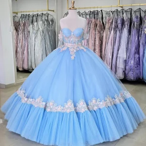 Robe de bal en tulle à épaules dénudées et appliques bleues