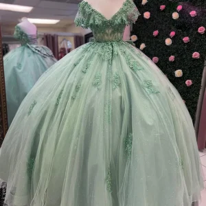 Robe de bal en tulle à col en V gris vert avec appliques et nœud