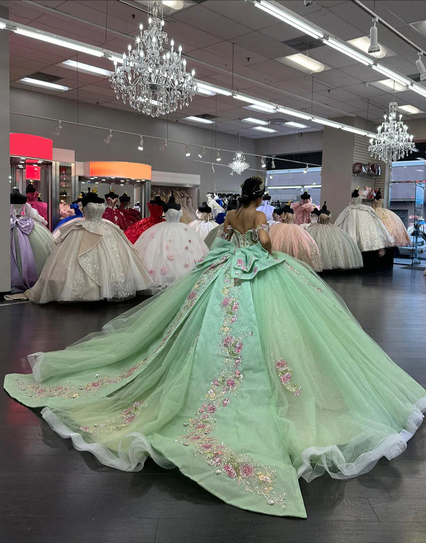 Robe de Quinceanera en tulle vert clair avec appliques à épaules dénudées – Image 3
