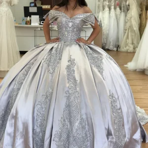 Robe de princesse Quinceanera argentée à épaules dénudées et paillettes appliquées en satin