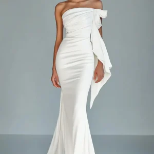 Robe formelle blanche sans bretelles sirène à volants